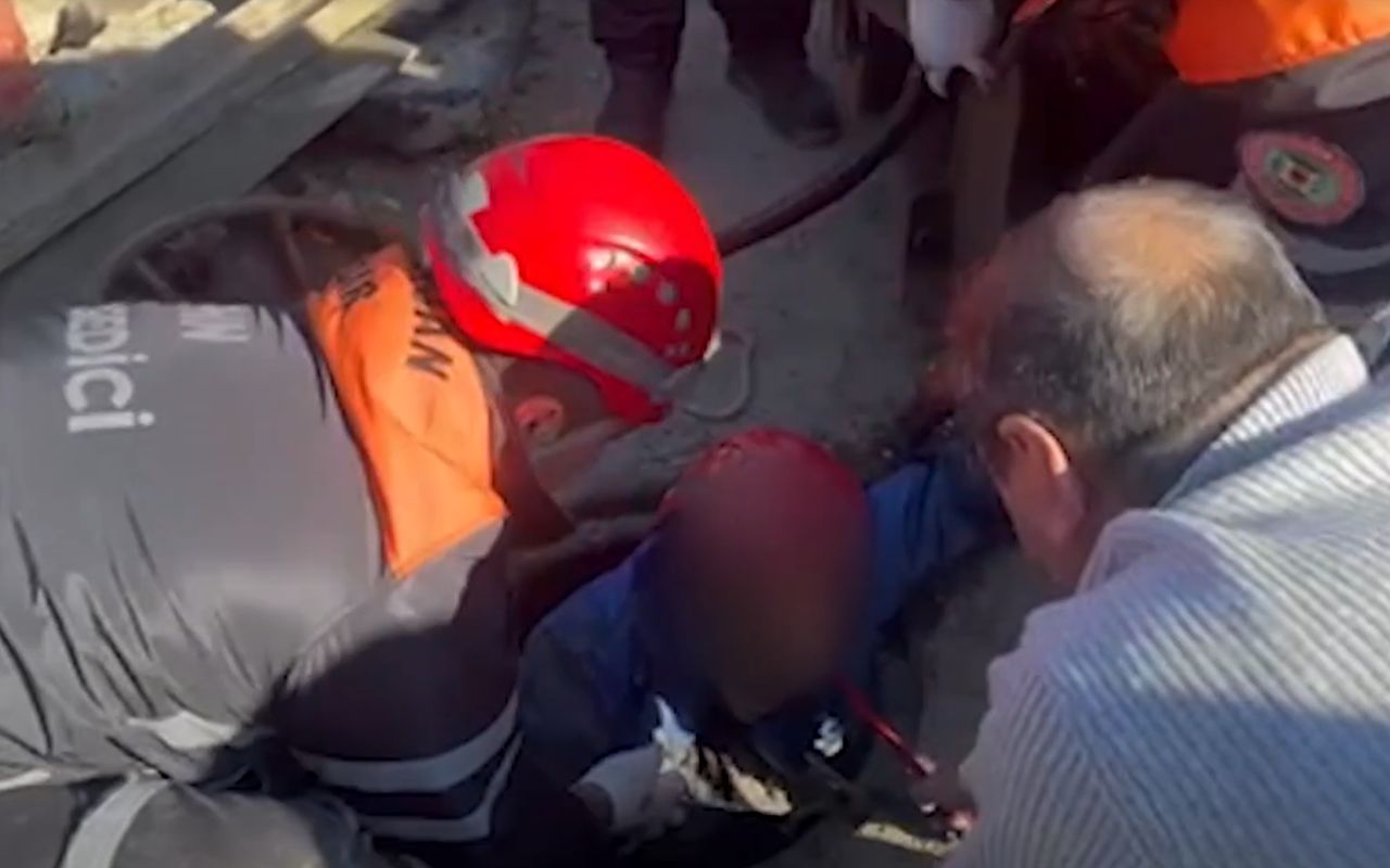 Bakıda kanalizasiya quyusuna yıxılan şəxs belə çıxarıldı -  VİDEO