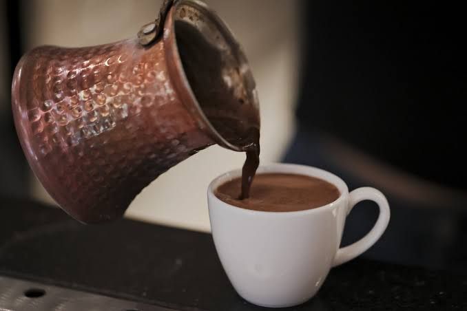 Türk qəhvəsinə bir qaşıq əlavə edin:  Yağları əridir