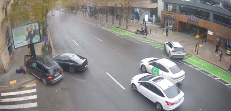 Bakıda iki avtomobil toqquşdu – Yol kənarında duran uşaq xəsarət aldı –  VİDEO