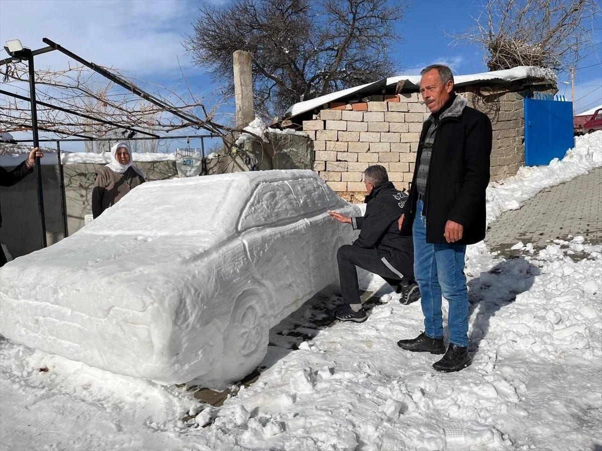 Evinin qarşısında qardan maşın və gəmi düzəltdi -  FOTO