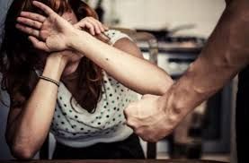 65 yaşlı kişi bacısının burnunu sındırdı 