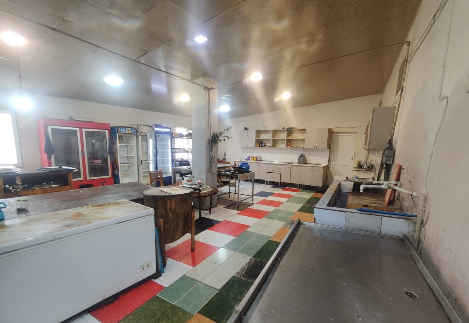 Bu restoranda qida məhsulları döşəmənin üzərində saxlanılırmış -  FOTO