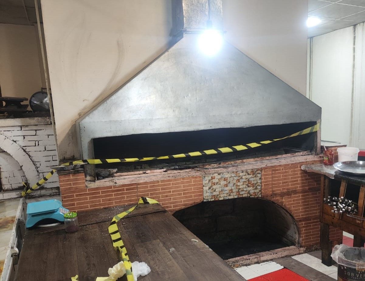 Bu restoranda qida məhsulları döşəmənin üzərində saxlanılırmış -  FOTO