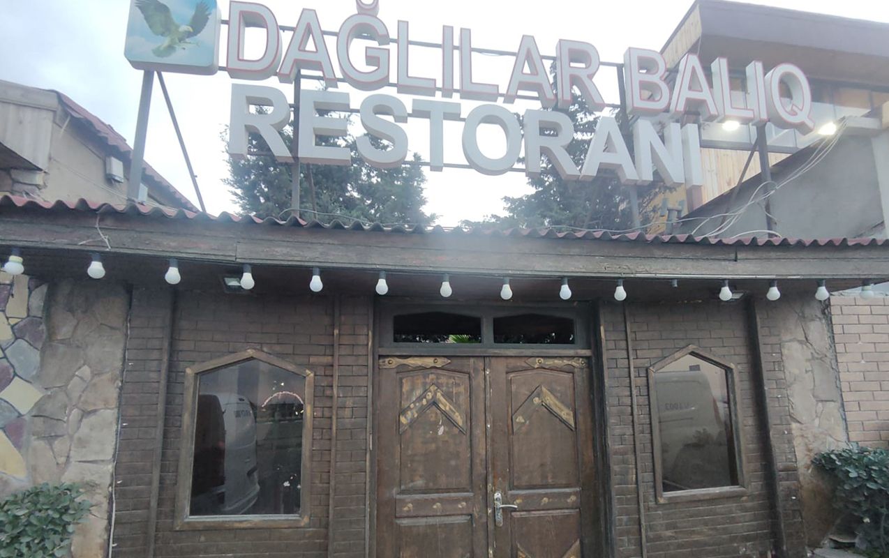 Bu restoranda qida məhsulları döşəmənin üzərində saxlanılırmış -  FOTO