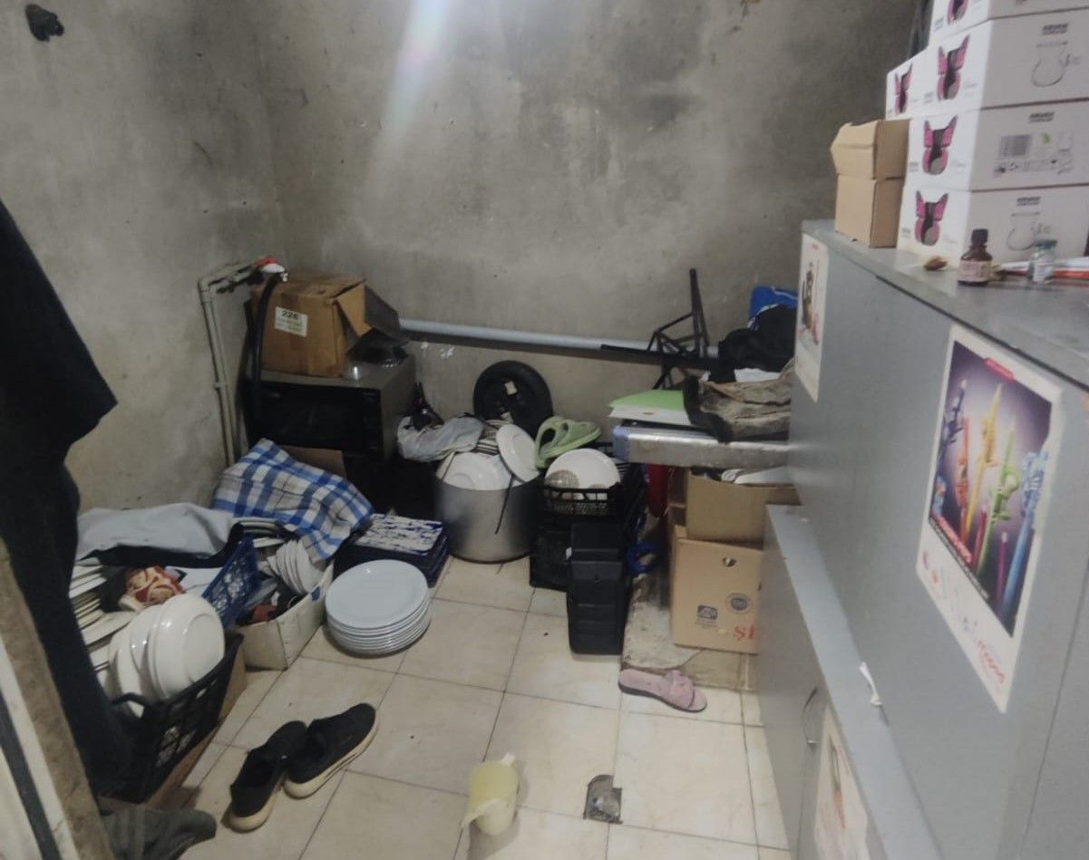 Bu restoranda qida məhsulları döşəmənin üzərində saxlanılırmış -  FOTO