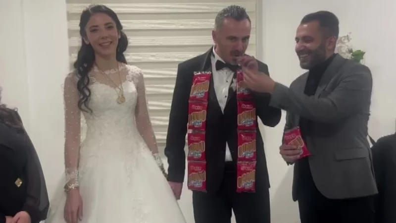 Bəyin toy hədiyyəsi hamını güldürdü -  FOTO