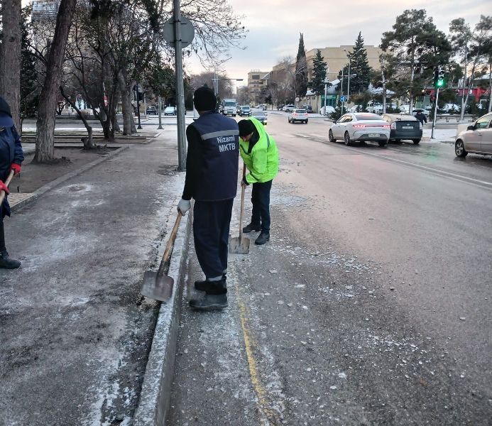 Yollar qardan təmizlənir -  FOTO