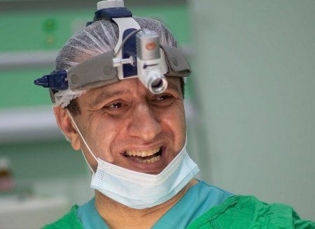 Xəstənin komaya düşməsində təqsirləndirilən plastik cərrahın   məhkəməsi başladı