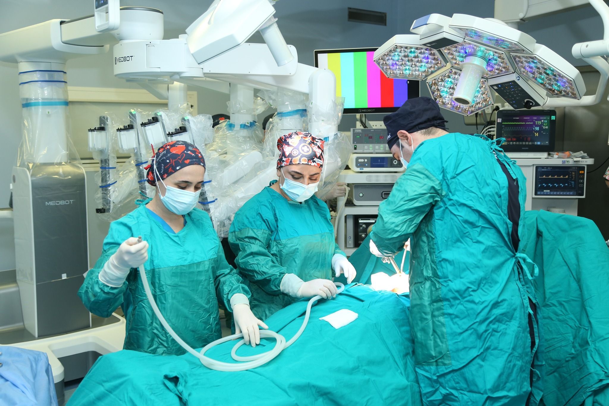 Robotik  əməliyyat olunan xəstə evə buaxıldı - VİDEO