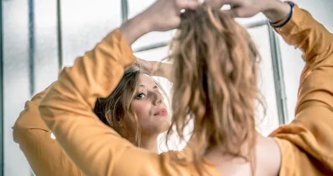 Saçlarını bu cür yığan qadınlar risk altındadır -  Həkimdən xəbərdarlıq