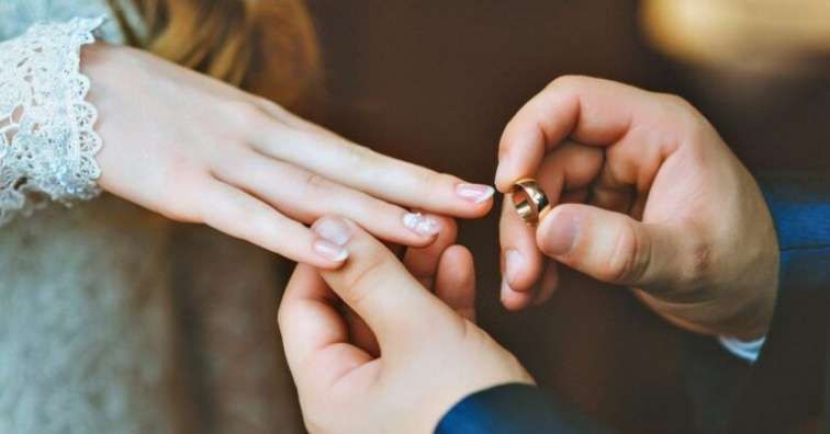 Diş həkimi 13 yaşlı qızla nişanlandı 