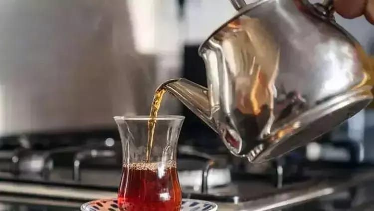 Bu cür çay dəmləmək dadını on qat artırır -  Mükəmməl, tünd qırmızı çayın sirri