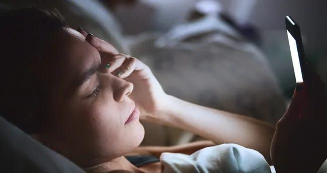 Bütün günü telefona baxanlar risk altındadır -  Mütəxəssisdən ciddi xəbərdarlıq