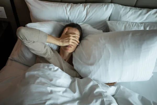 Yataqda tez-tez hərəkət edirsinizsə,  səbəbi beyin ola bilər 