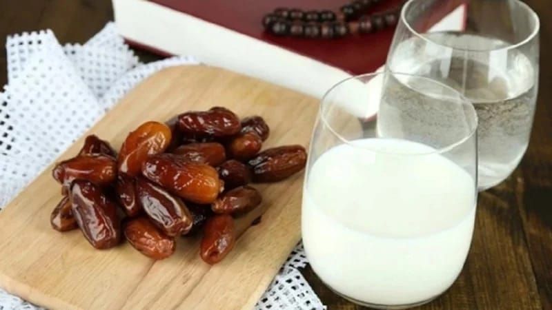 Sahurda xurma və südün 5 faydası:  İsti suda isladın, sonra südə əlavə edin