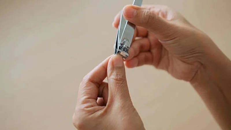 Dırnaq kəsmək orucu pozurmu? -  Cavab