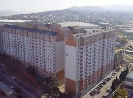 Xırdalanda 13-cü mərtəbədən düşən sağ qaldı 