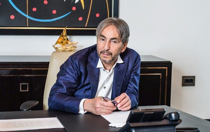 Milyarder inrtihar etdi 