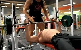 Zalda məşq edən kişi öldü 