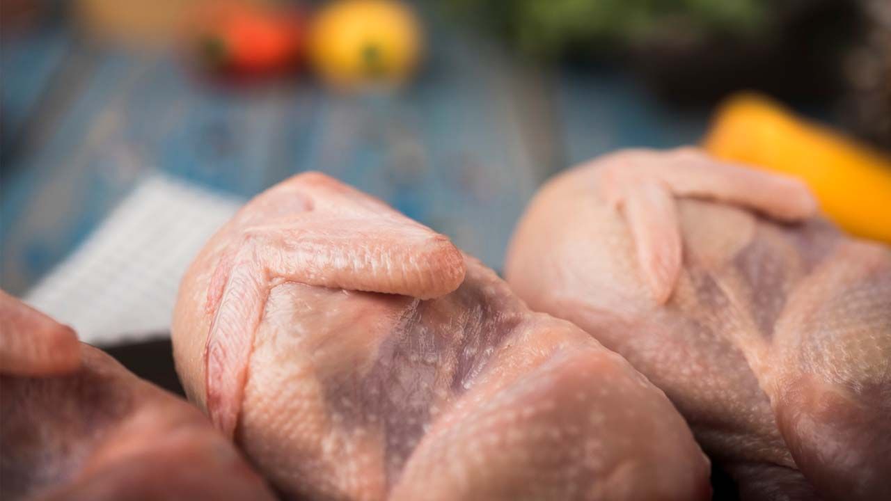 Görünməz təhlükə:  Toyuq zəhərlənməsi belə başlayır