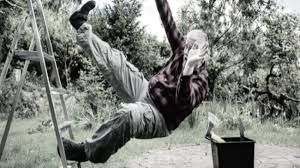  65 yaşlı kişi  nərdivandan yıxılıb öldü 