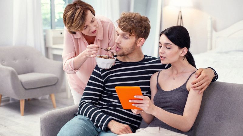 Anasından asılı, hələ "böyüməyən" kişilərin  -  10 əlaməti