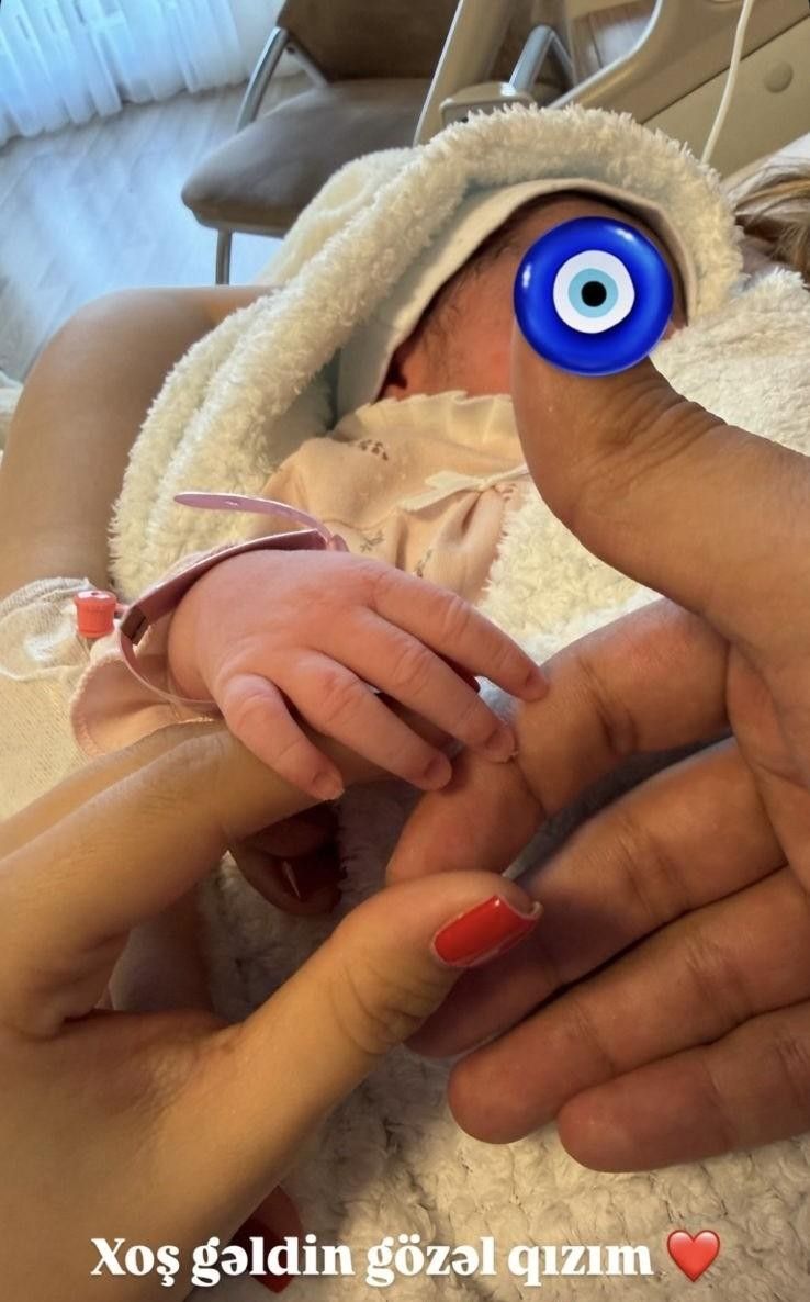 Məşhur cütlüyün övladı dünyaya gəldi -  FOTO