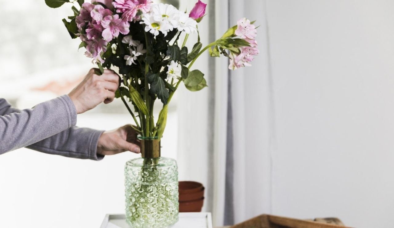 Gülləri həftələrlə təravətli saxlamağın sirri -  Suya əlavə edin