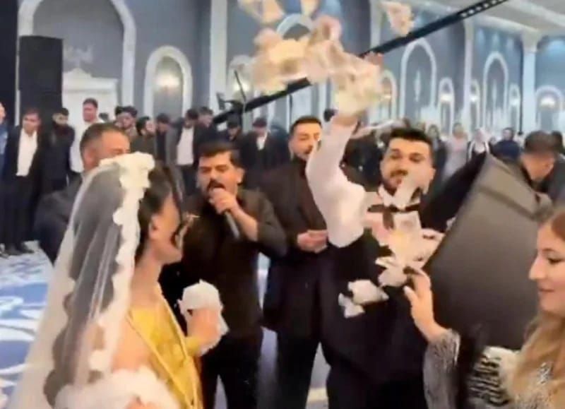 Toyda səpələnən pullar gündəm oldu -  FOTO