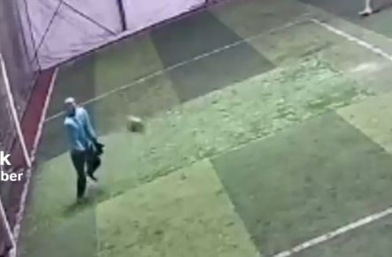 Sinəsinə top dəydi, ürəyi dayandı -  VİDEO