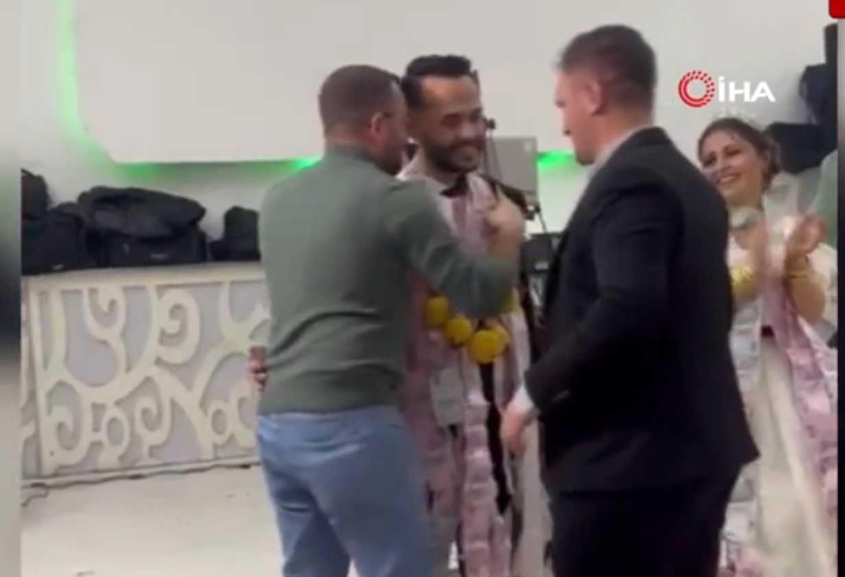 Bəyə verilən hədiyyə hər kəsi güldürdü -  FOTO