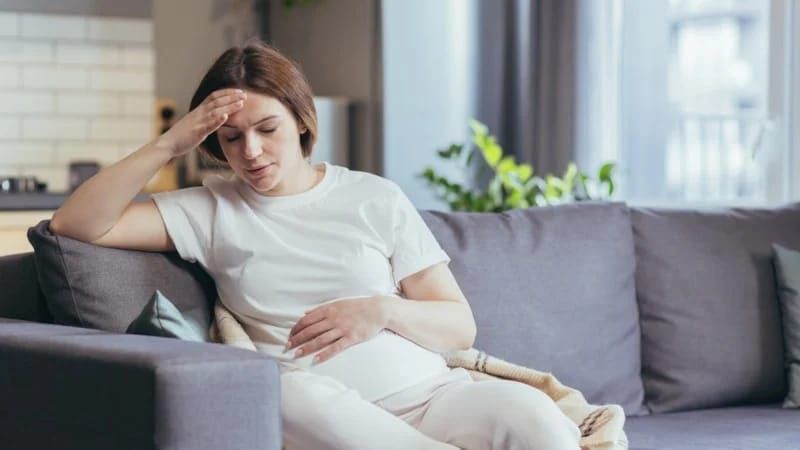 Hamiləlikdə baş ağrıları:  Səbəbləri və dərmansız həllər