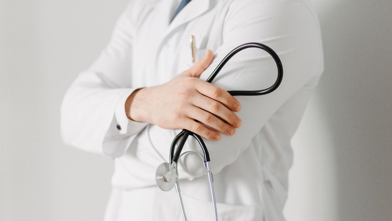 Saç tökülməsi üçün hansı həkimə getməliyik? -  Səbəbləri