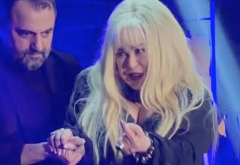 Beyin damarlarım tutulub, yeriyə bilmirəm -  Zerrin Özer