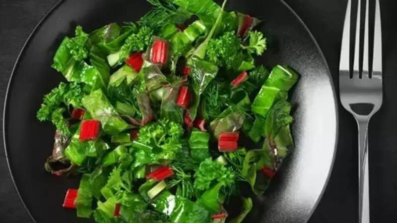 Hər gün salat yeyəndə bədəndə  nə baş verir?