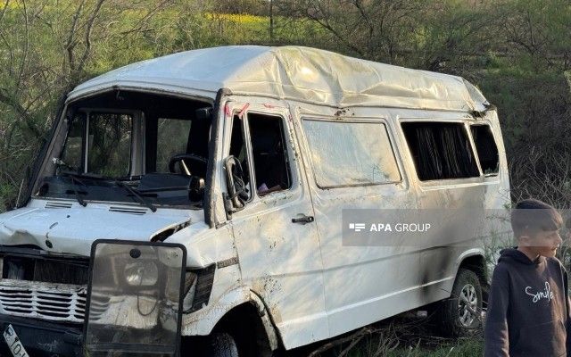 Sabirabadda içərisində 20-dək şagird olan mikroavtobus aşdı  