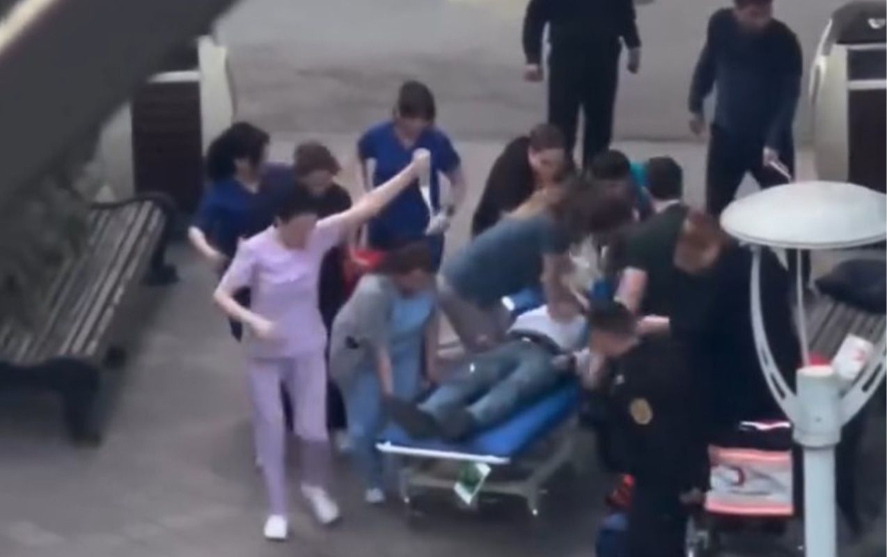 Ürəyi dayanan kişini xəstəxana həyətində həyata qaytardılar -  VİDEO