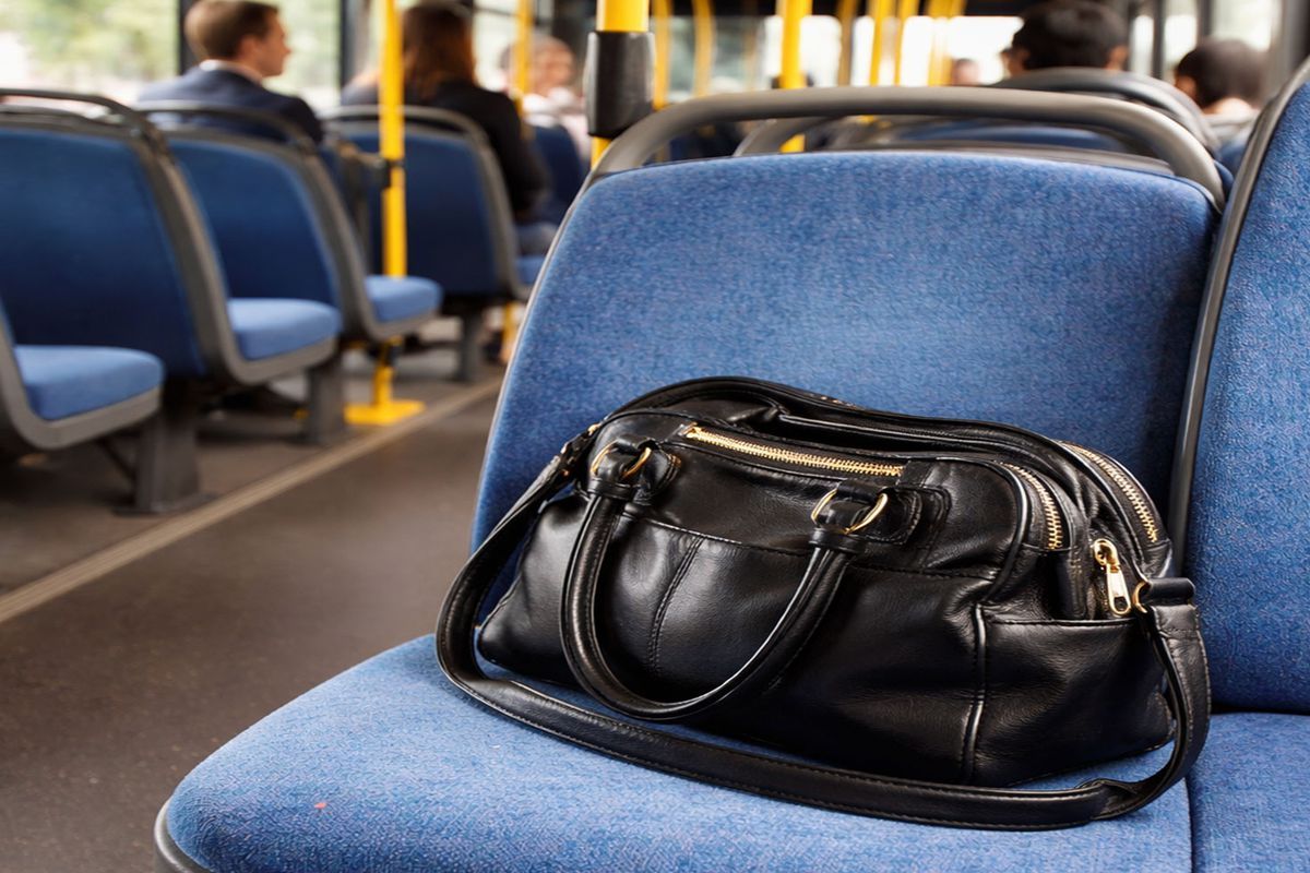 Avtobusda qalan çantadan  sərvət çıxdı - FOTO