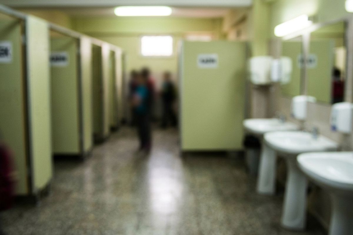 Tualetdə silah və təhdid məktubu tapıldı -  Daha bir məktəbdə qorxulu anlar