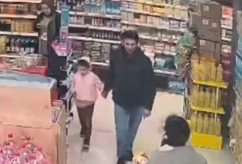 Marketdə əqli qüsurlu uşağını döyən ata saxlanıldı -  FOTO