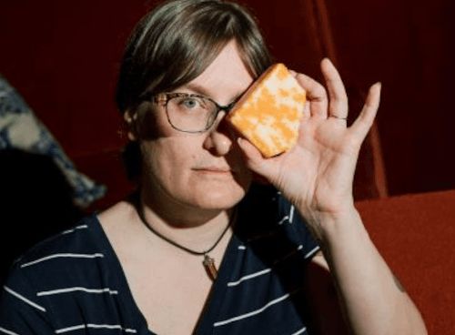 "Pendirli Cadugər"  – pendirə baxıb gələcəyi görür