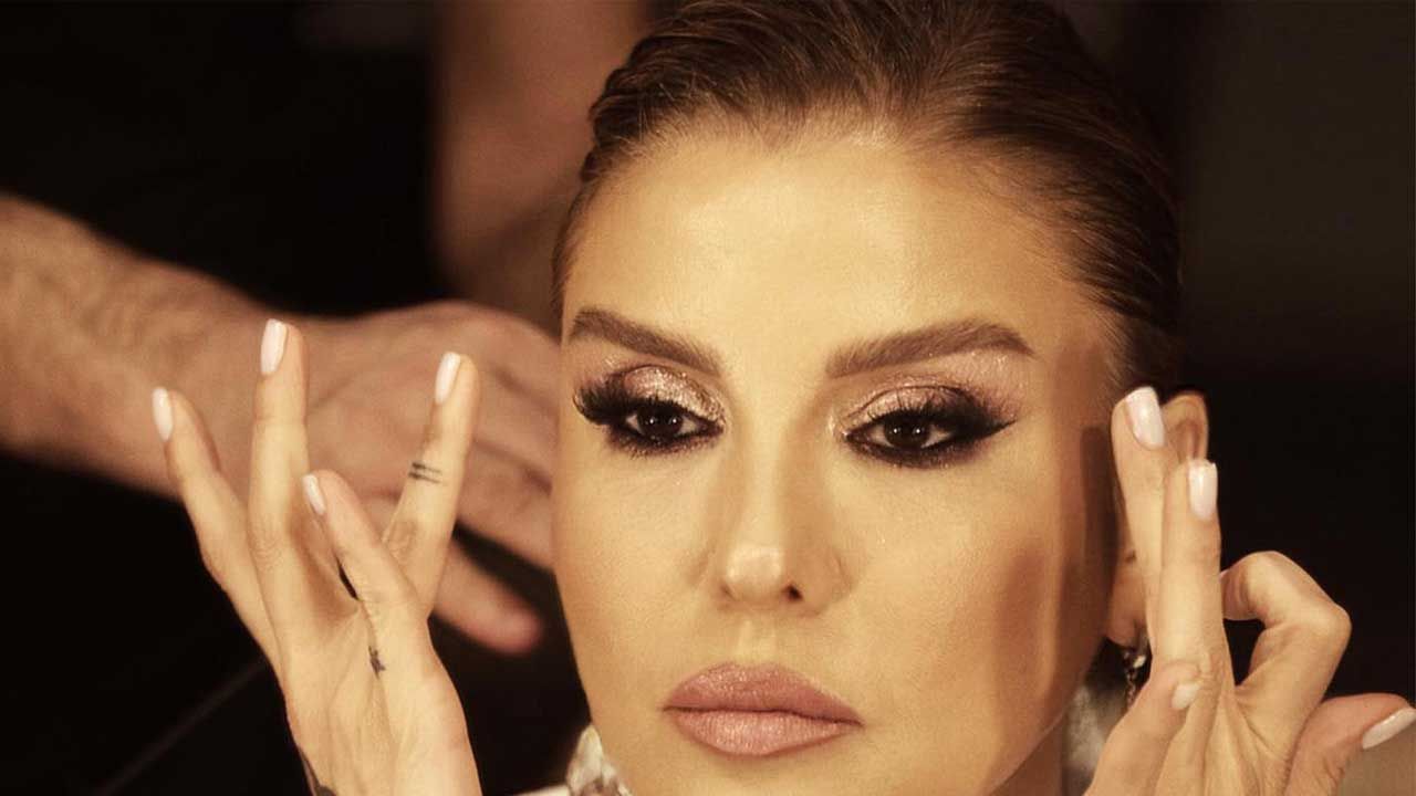 Gülben Ergenin gözəllik sirri -  Yaşıl çayı üzünə çəkir