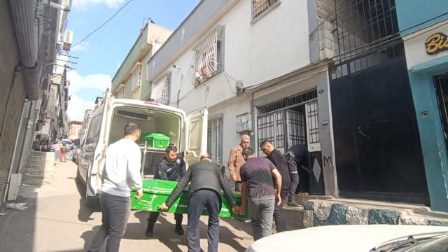 14 yaşlı qız atasını boğazından bıçaqlayaraq öldürdü -  Dəhşətli cinayət-FOTO