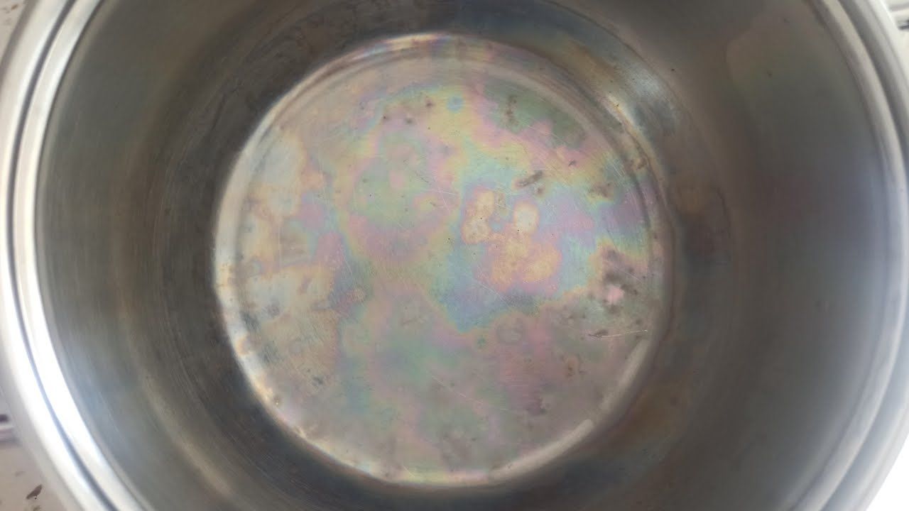 Qazan və tavalarda göy qurşağı ləkələri niyə olur,  zərərlidirmi?