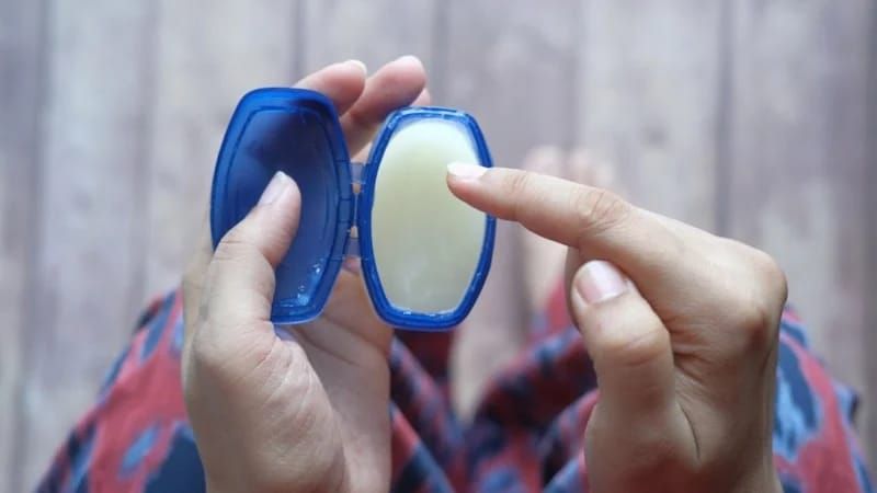 Vazelin üzü tükləndirir? -  Dəriyə təsiri