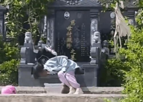 Uşaq nənə-babasının qəbrini tərk etmir 