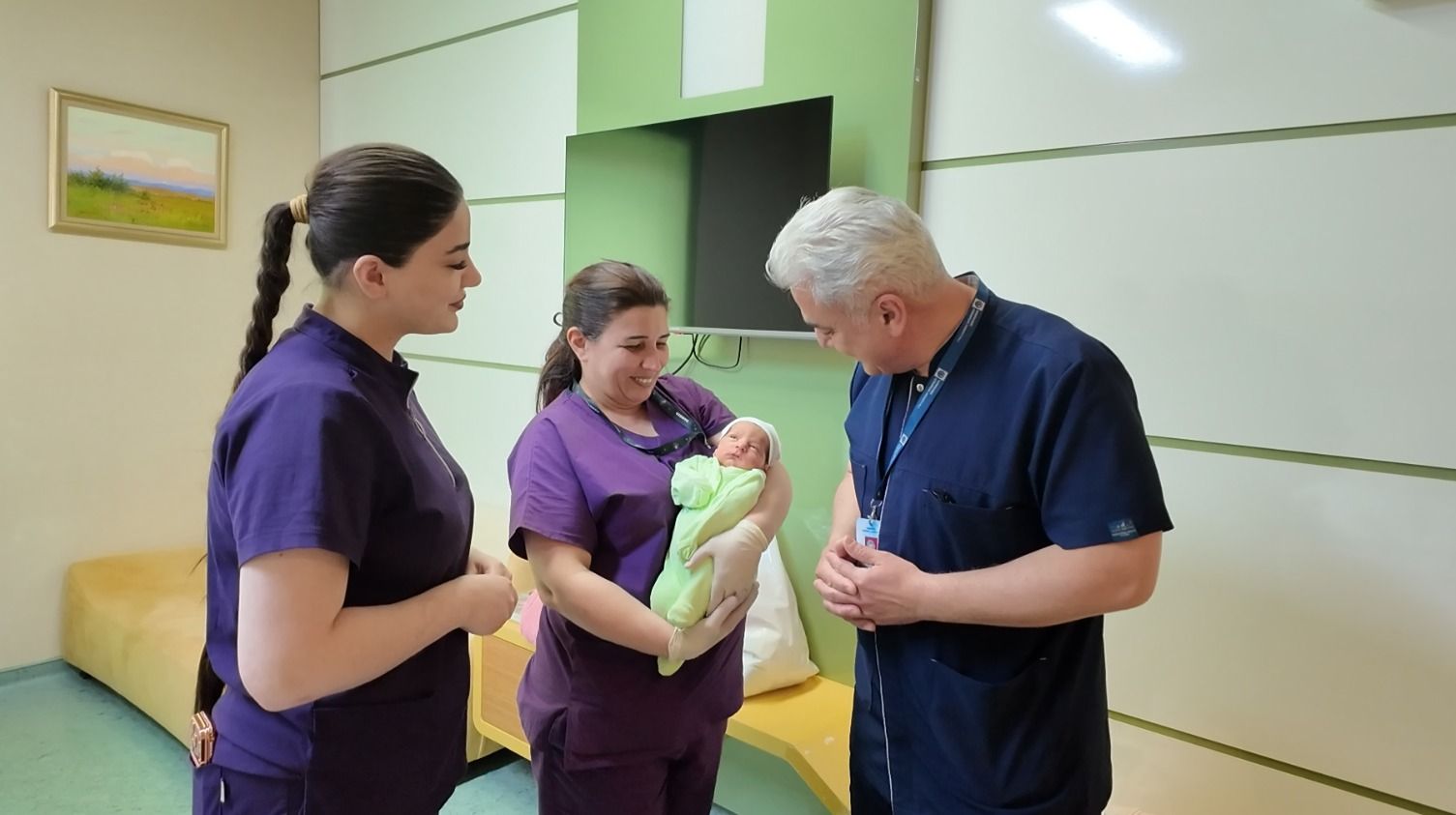 Bakıda 1 günlük körpə əməliyyat olundu  - 10 sm-lik törəmə çıxarıldı
