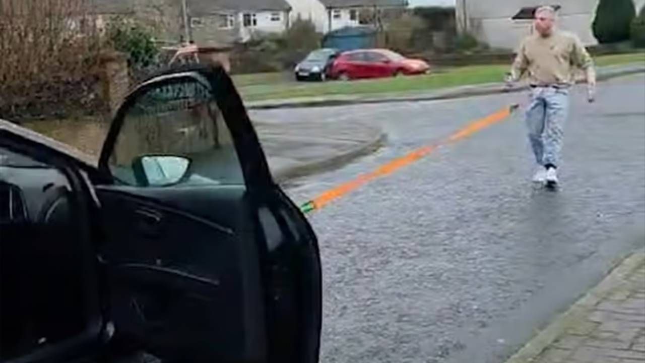 Kişi polis avtomobilini penisi ilə sürüdü 