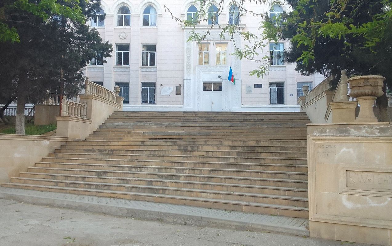Bakıda şagird məktəbin pəncərəsindən  yıxıldı
