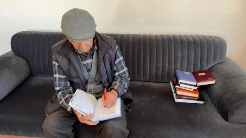 Bu, xəstəlikdir! -  59 ildir  günlük yazır - FOTO